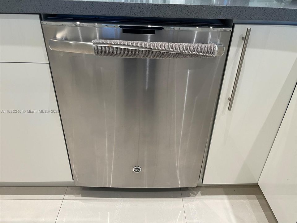 Vendido Recientemente: $829,000 (3 camas, 2 baños, 1605 Pies cuadrados)