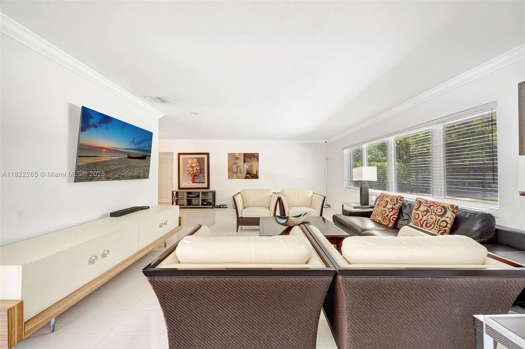 На продажу: $2,700,000 (4 спален, 3 ванн, 2038 Квадратных фут)