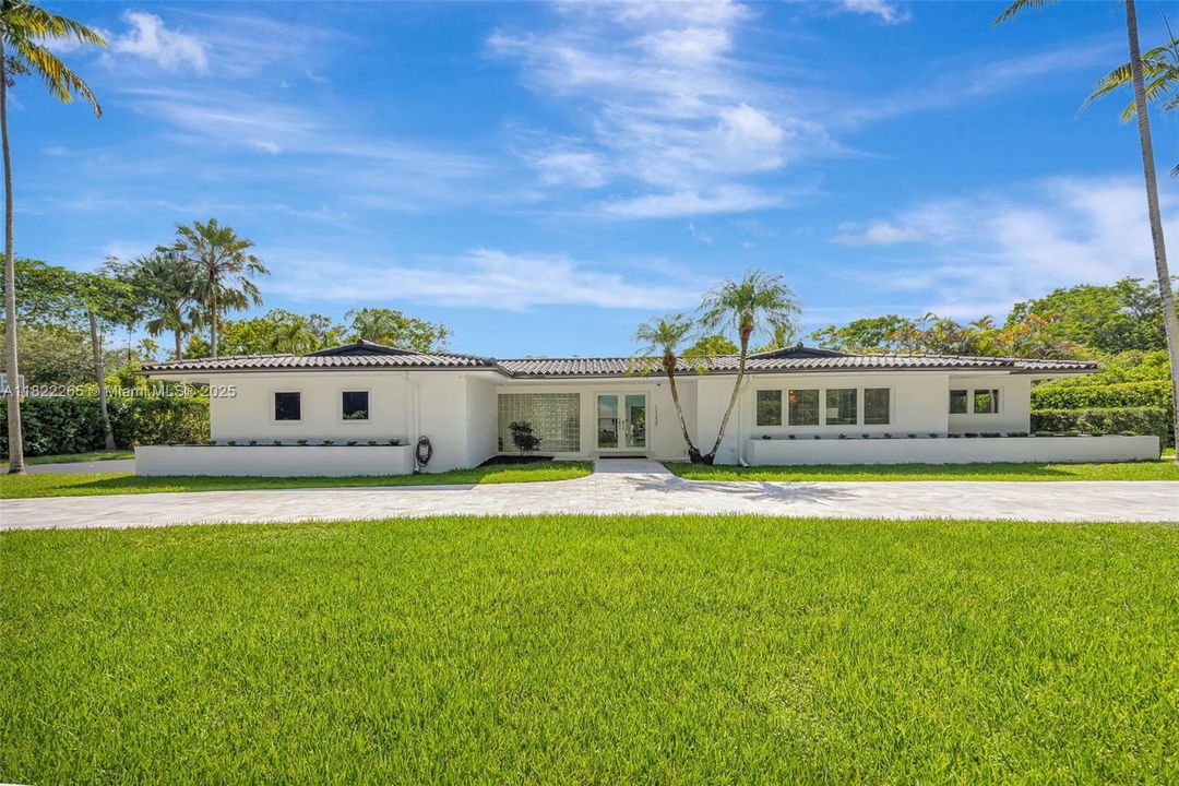 На продажу: $2,700,000 (4 спален, 3 ванн, 2038 Квадратных фут)