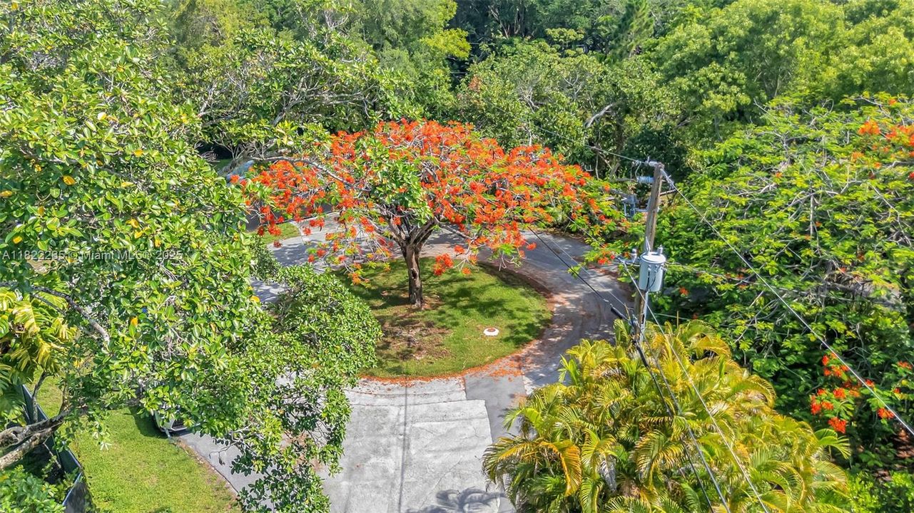 Cul De Sac on street 2 Homes over