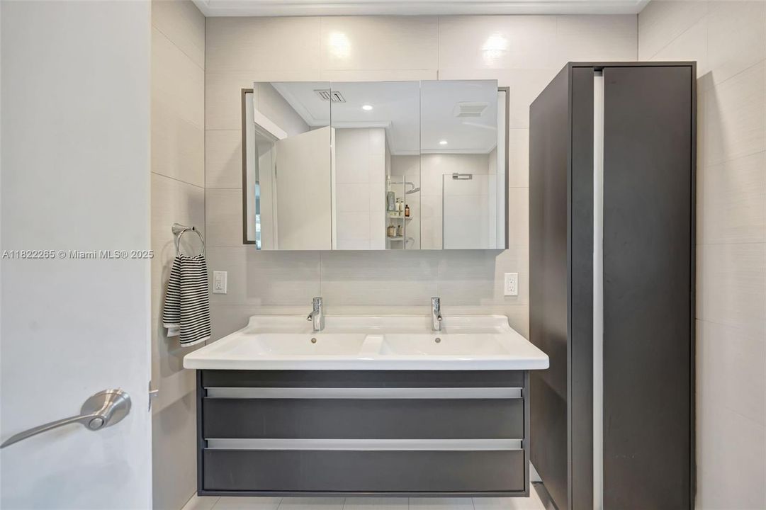 На продажу: $2,700,000 (4 спален, 3 ванн, 2038 Квадратных фут)