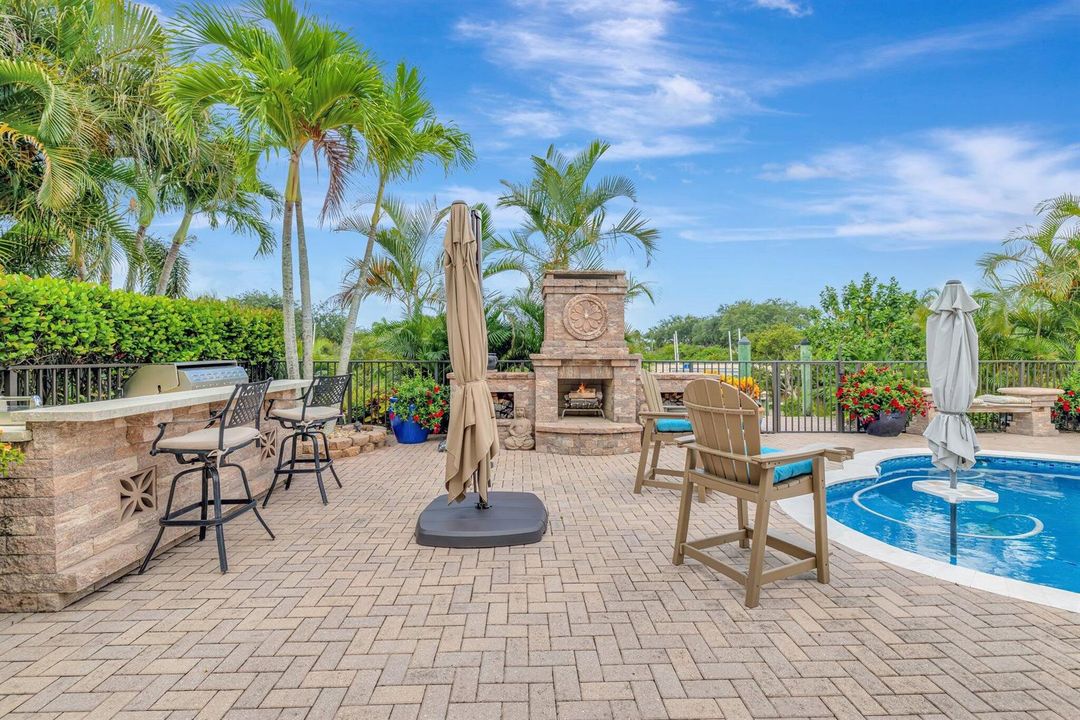 Patio/fireplace/pool /kichen/bar