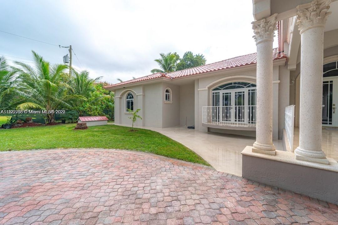 Recently Sold: $1,300,000 (4 beds, 3 baths, 3367 Square Feet)