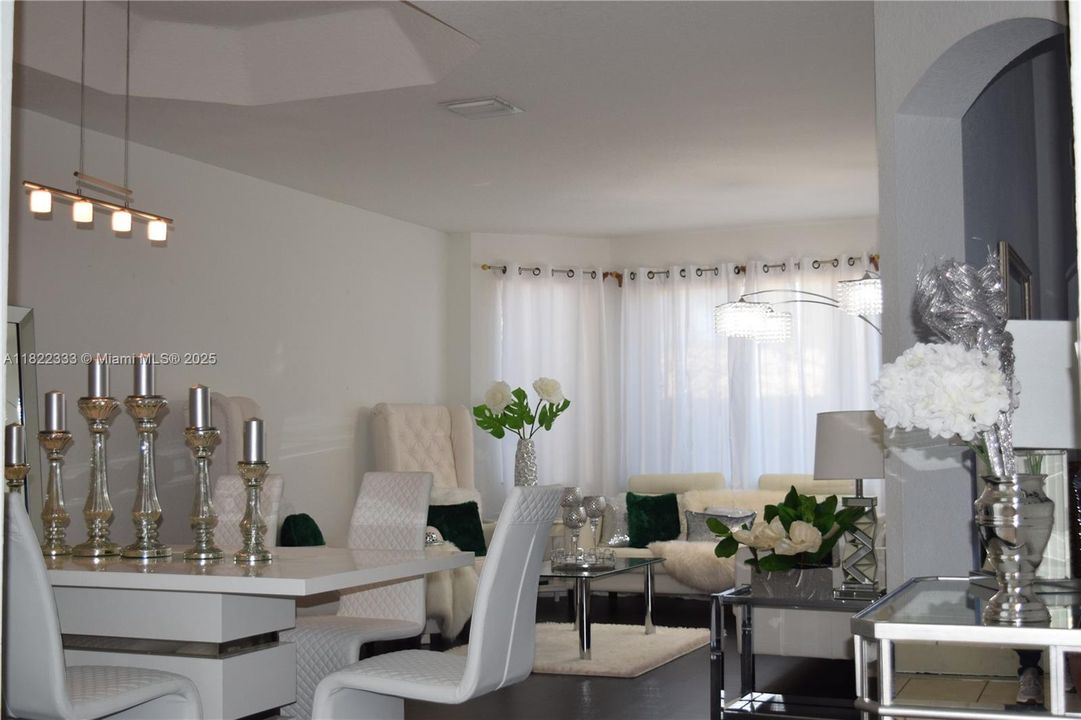 最近租的: $4,800 (4 贝兹, 3 浴室, 2384 平方英尺)