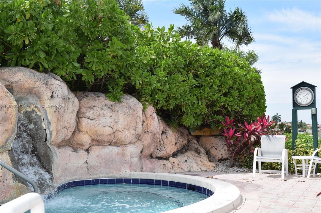 Jacuzzy with Waterfall