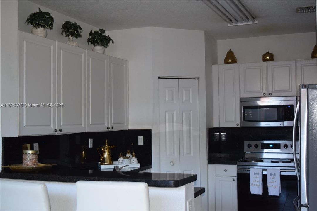 最近租的: $4,800 (4 贝兹, 3 浴室, 2384 平方英尺)