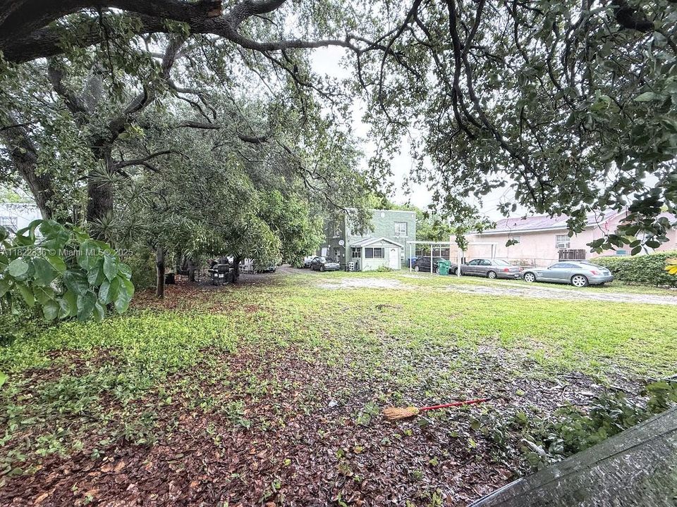 For Sale: $1,599,000 (5 beds, 3 baths, 2072 Square Feet)