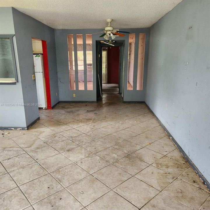 Недавно продано: $54,600 (1 спален, 1 ванн, 700 Квадратных фут)