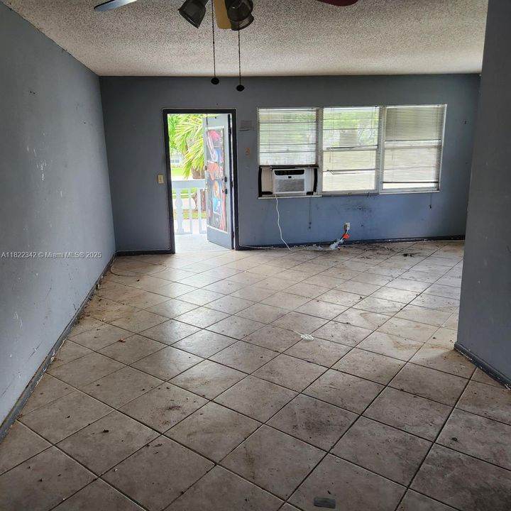 Недавно продано: $54,600 (1 спален, 1 ванн, 700 Квадратных фут)