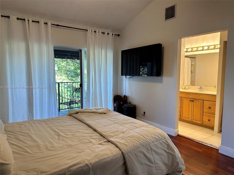 For Sale: $309,900 (2 beds, 2 baths, 1332 Square Feet)