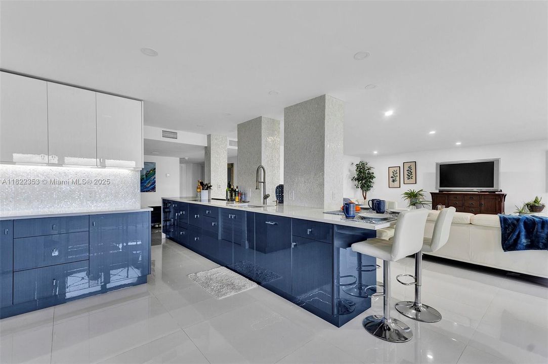 For Sale: $1,150,000 (2 beds, 2 baths, 1821 Square Feet)