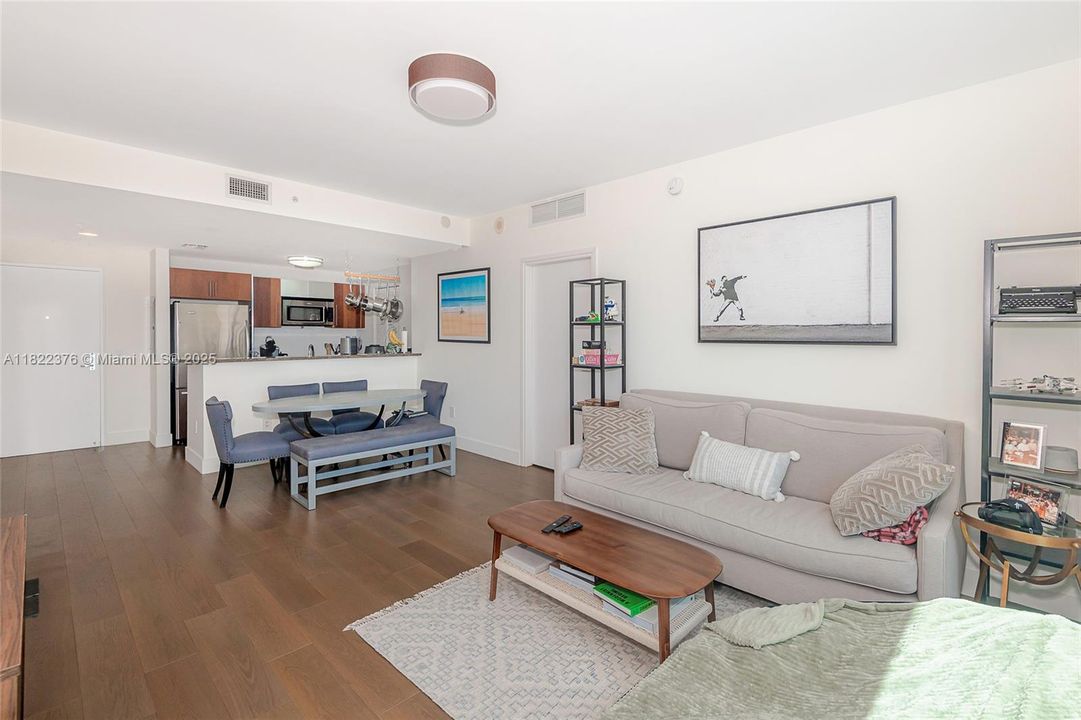 待售: $699,900 (2 贝兹, 2 浴室, 1006 平方英尺)