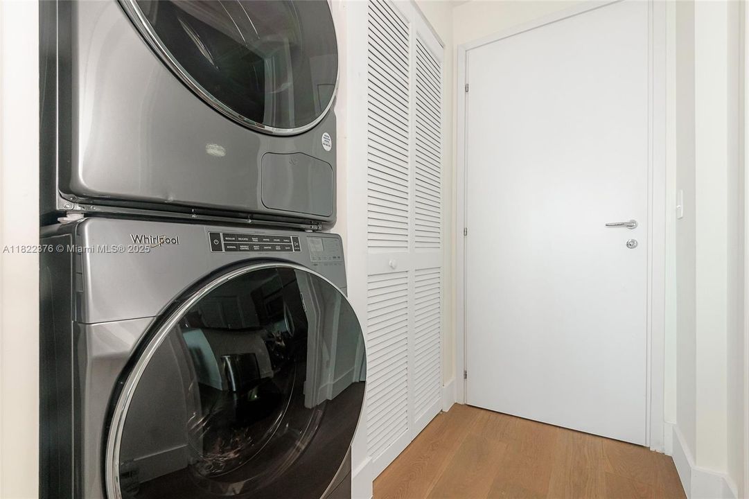 待售: $699,900 (2 贝兹, 2 浴室, 1006 平方英尺)