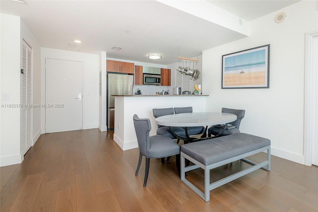 待售: $699,900 (2 贝兹, 2 浴室, 1006 平方英尺)