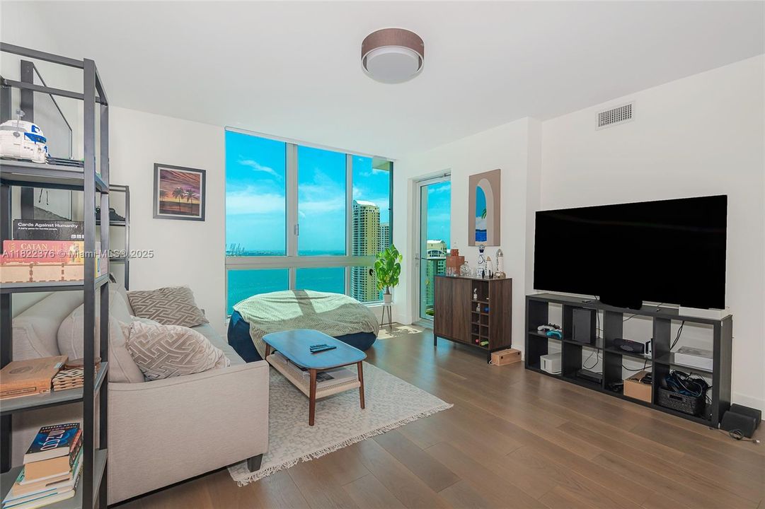 待售: $699,900 (2 贝兹, 2 浴室, 1006 平方英尺)