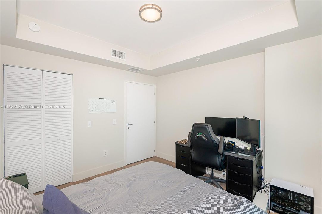 待售: $699,900 (2 贝兹, 2 浴室, 1006 平方英尺)