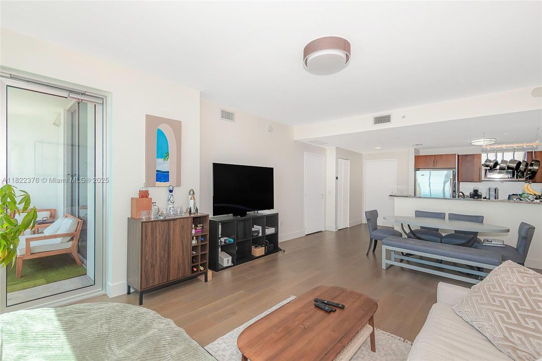 待售: $699,900 (2 贝兹, 2 浴室, 1006 平方英尺)