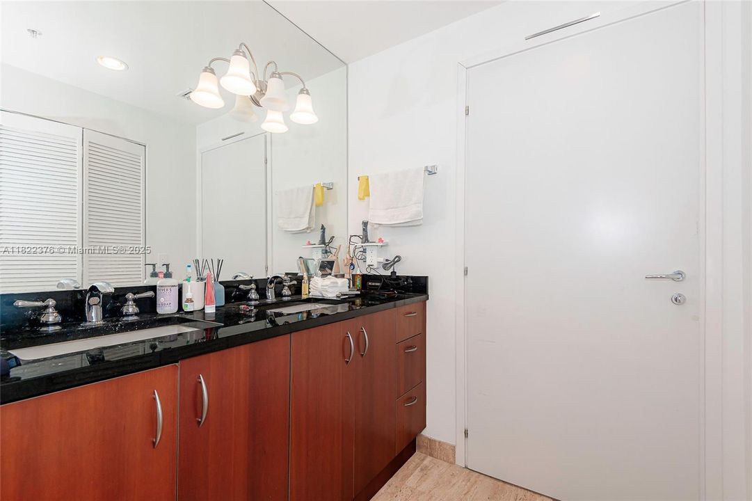 待售: $699,900 (2 贝兹, 2 浴室, 1006 平方英尺)