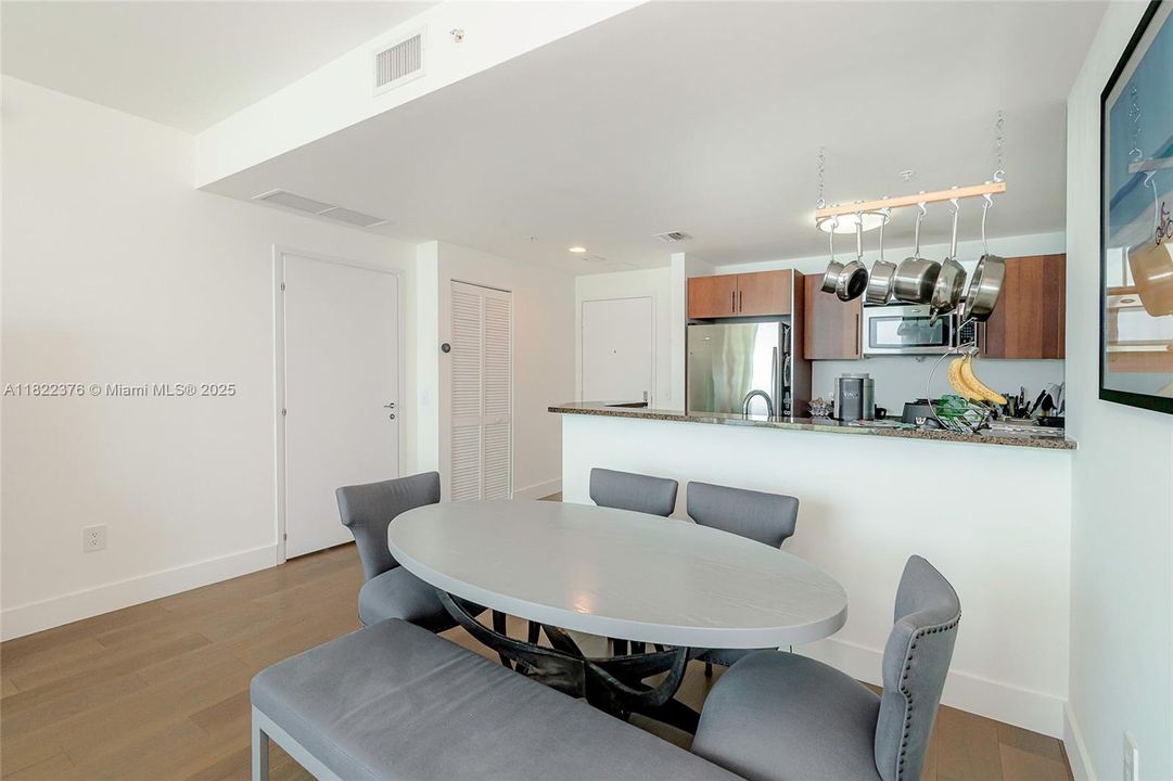 待售: $699,900 (2 贝兹, 2 浴室, 1006 平方英尺)