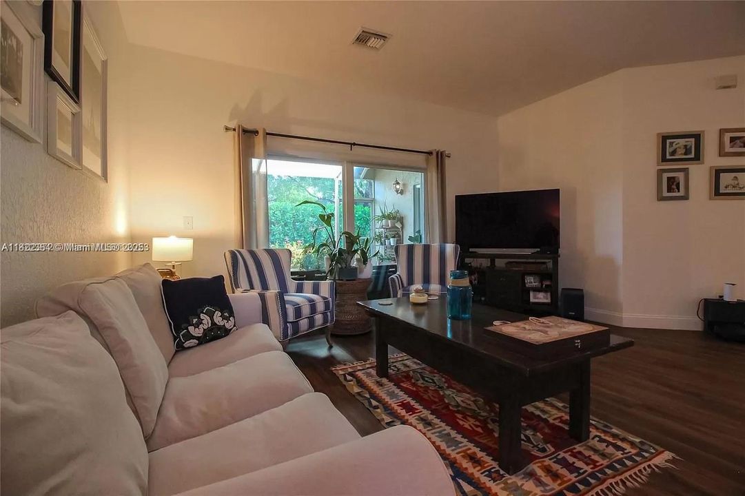 For Sale: $590,000 (4 beds, 2 baths, 1952 Square Feet)