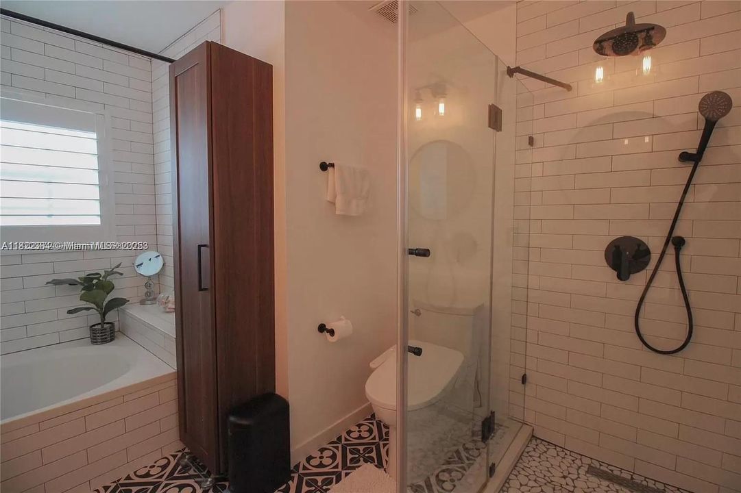 For Sale: $590,000 (4 beds, 2 baths, 1952 Square Feet)