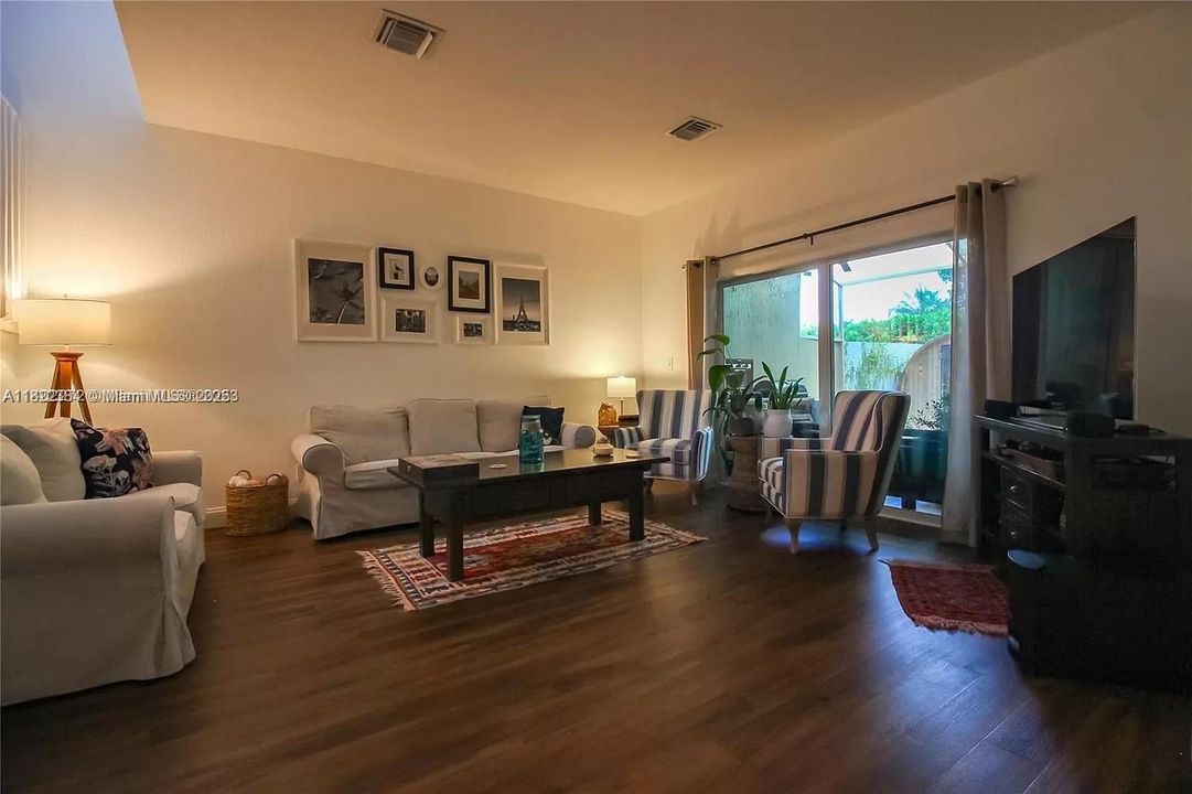 For Sale: $590,000 (4 beds, 2 baths, 1952 Square Feet)