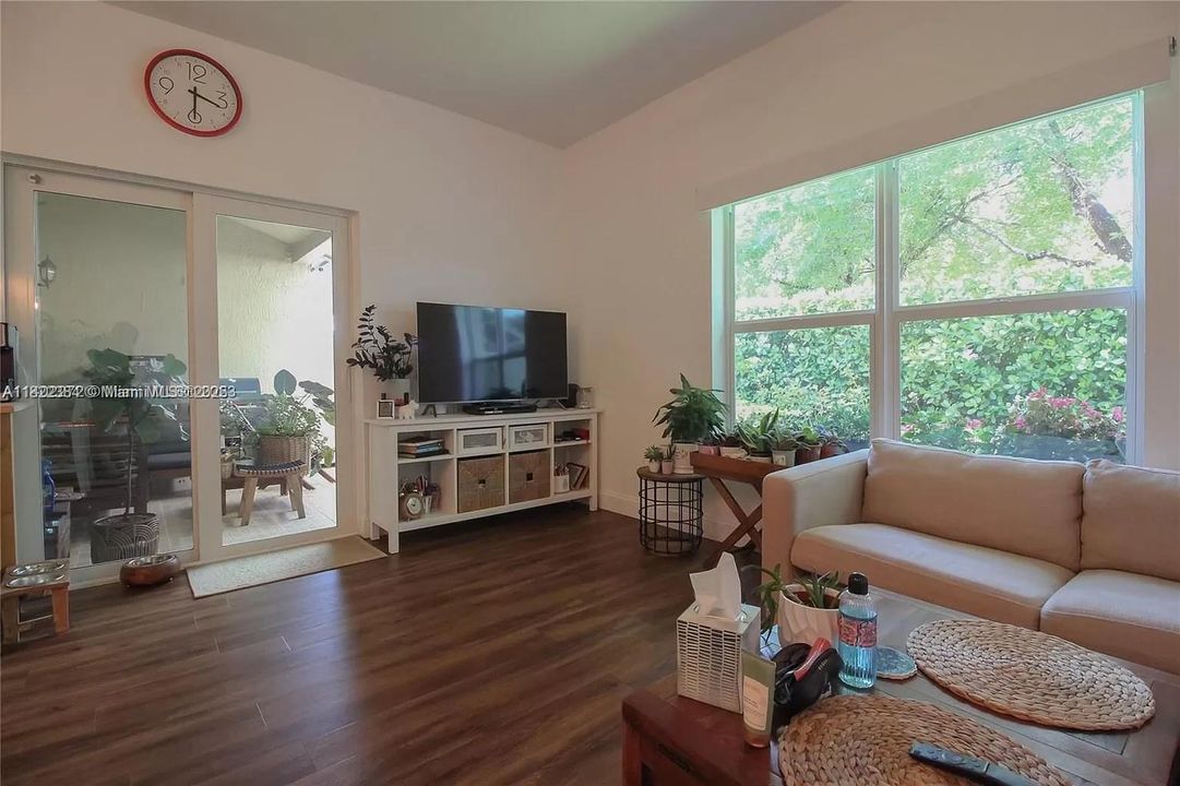 For Sale: $590,000 (4 beds, 2 baths, 1952 Square Feet)