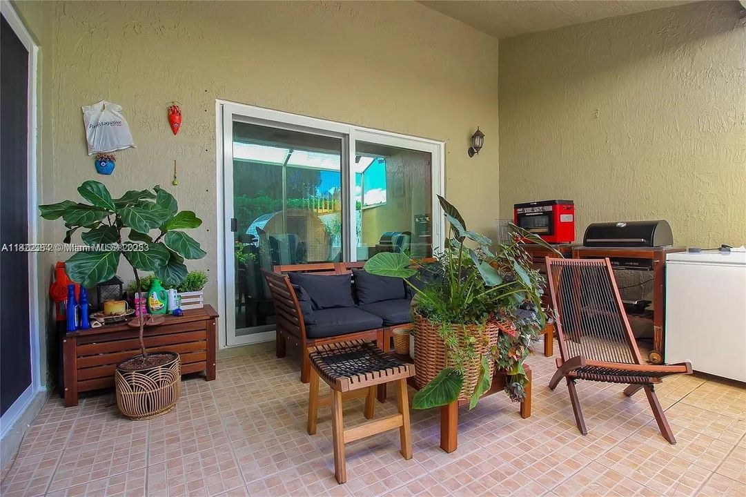 For Sale: $590,000 (4 beds, 2 baths, 1952 Square Feet)