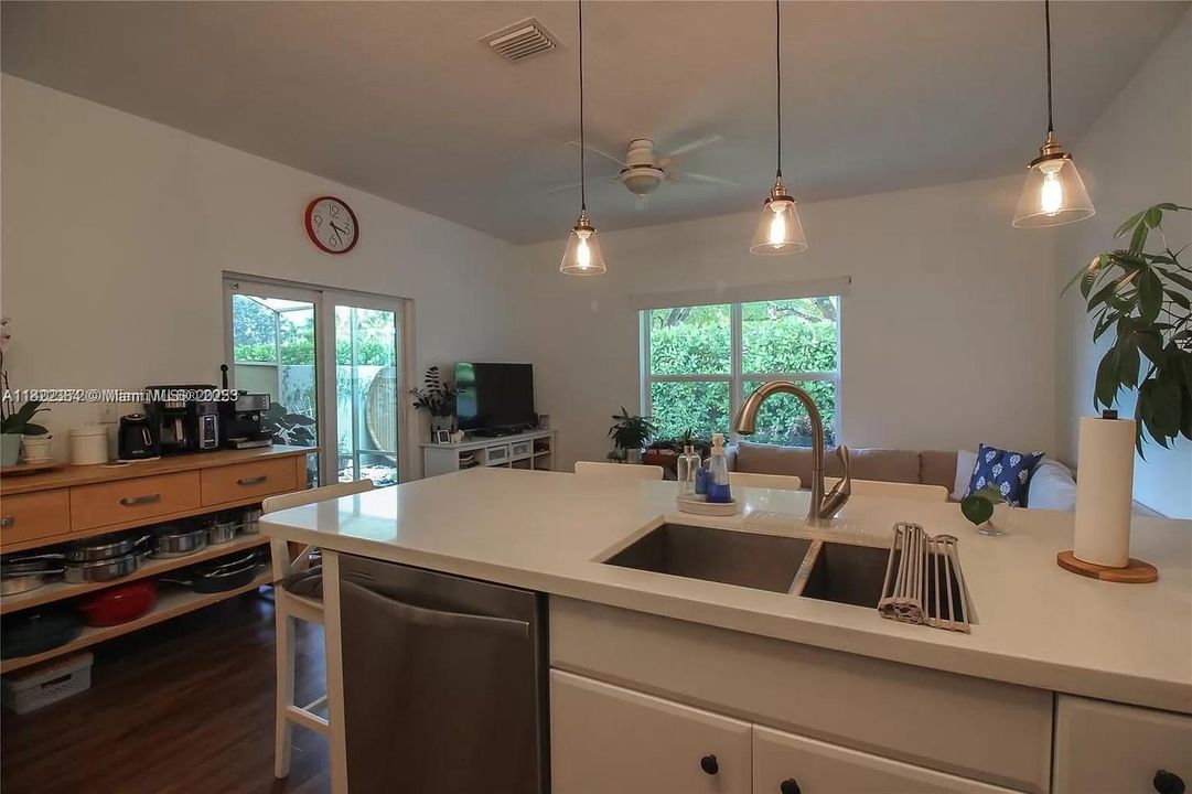 For Sale: $590,000 (4 beds, 2 baths, 1952 Square Feet)