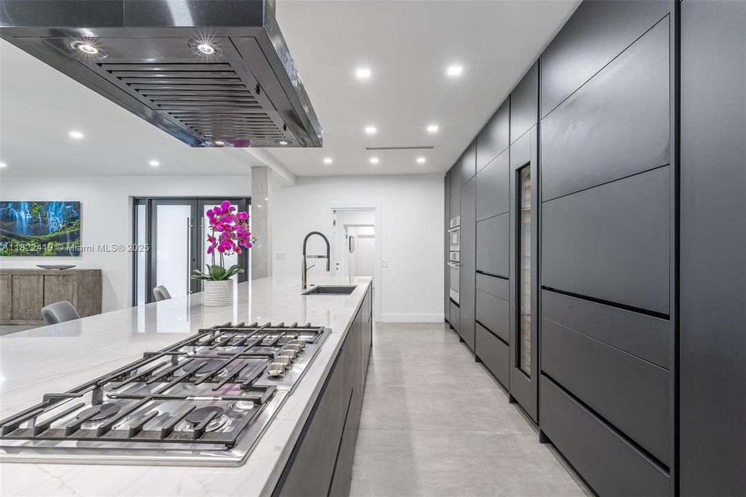 For Sale: $5,660,000 (6 beds, 5 baths, 3490 Square Feet)