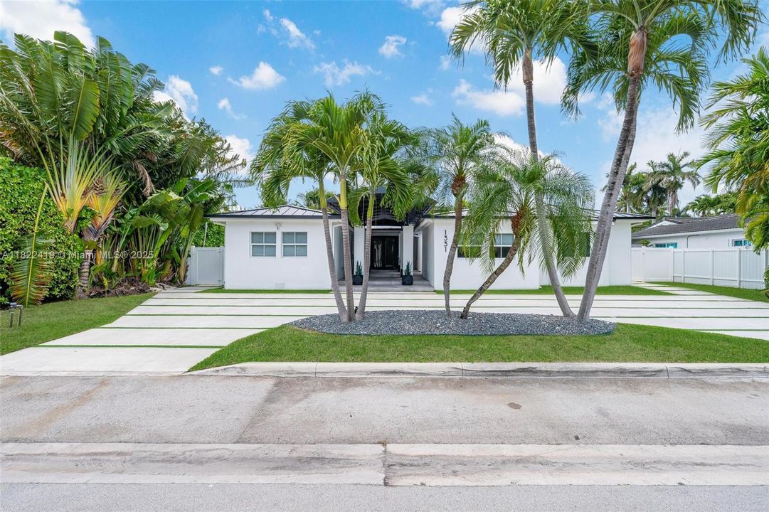 For Sale: $5,660,000 (6 beds, 5 baths, 3490 Square Feet)