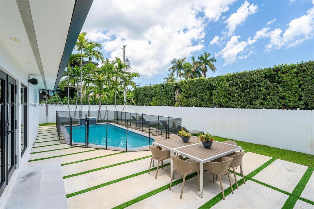 For Sale: $5,660,000 (6 beds, 5 baths, 3490 Square Feet)