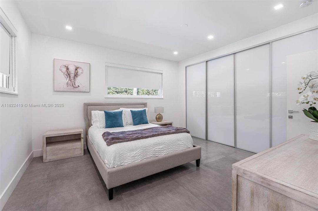 For Sale: $5,660,000 (6 beds, 5 baths, 3490 Square Feet)