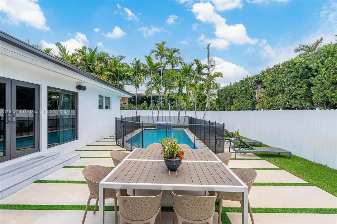 For Sale: $5,660,000 (6 beds, 5 baths, 3490 Square Feet)