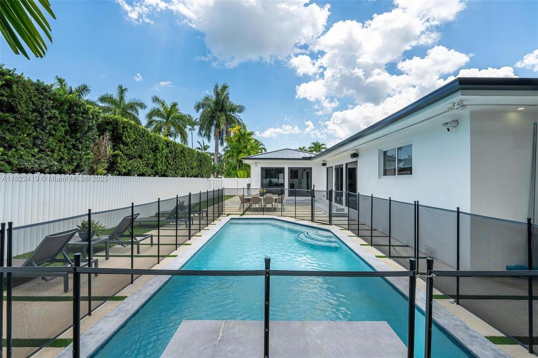 For Sale: $5,660,000 (6 beds, 5 baths, 3490 Square Feet)