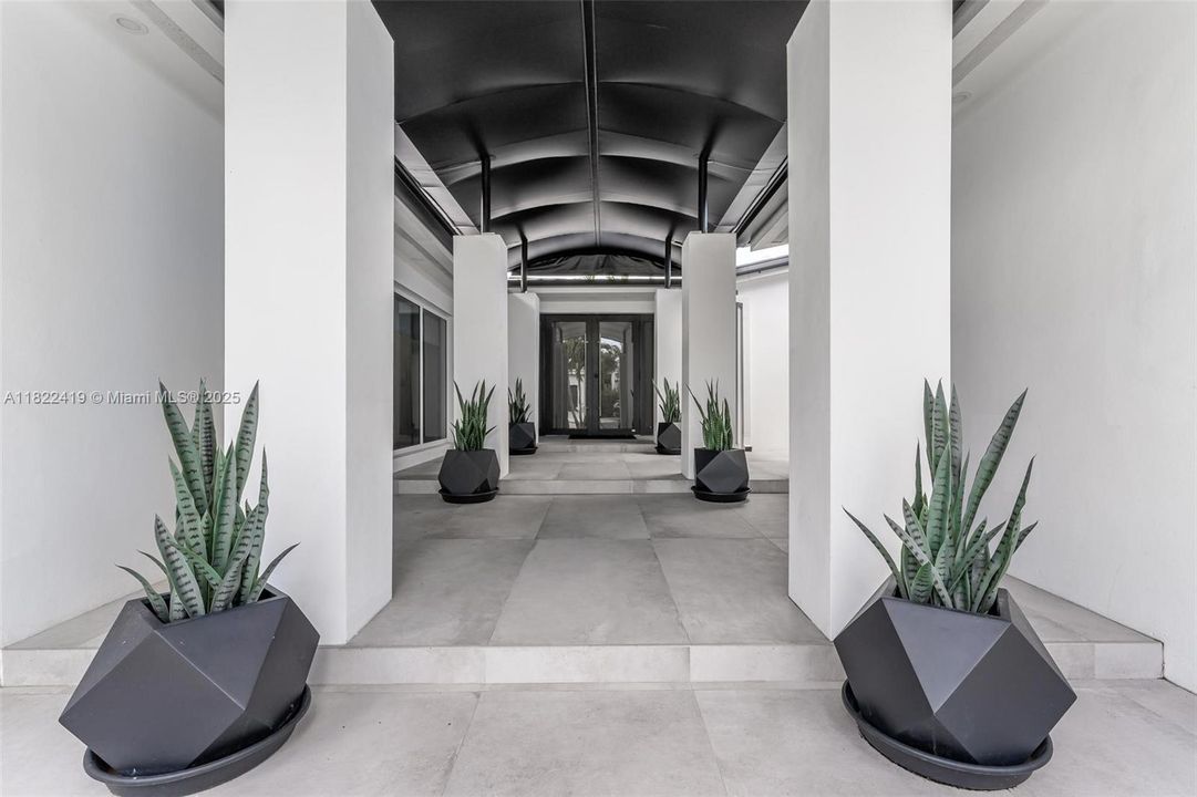 For Sale: $5,660,000 (6 beds, 5 baths, 3490 Square Feet)