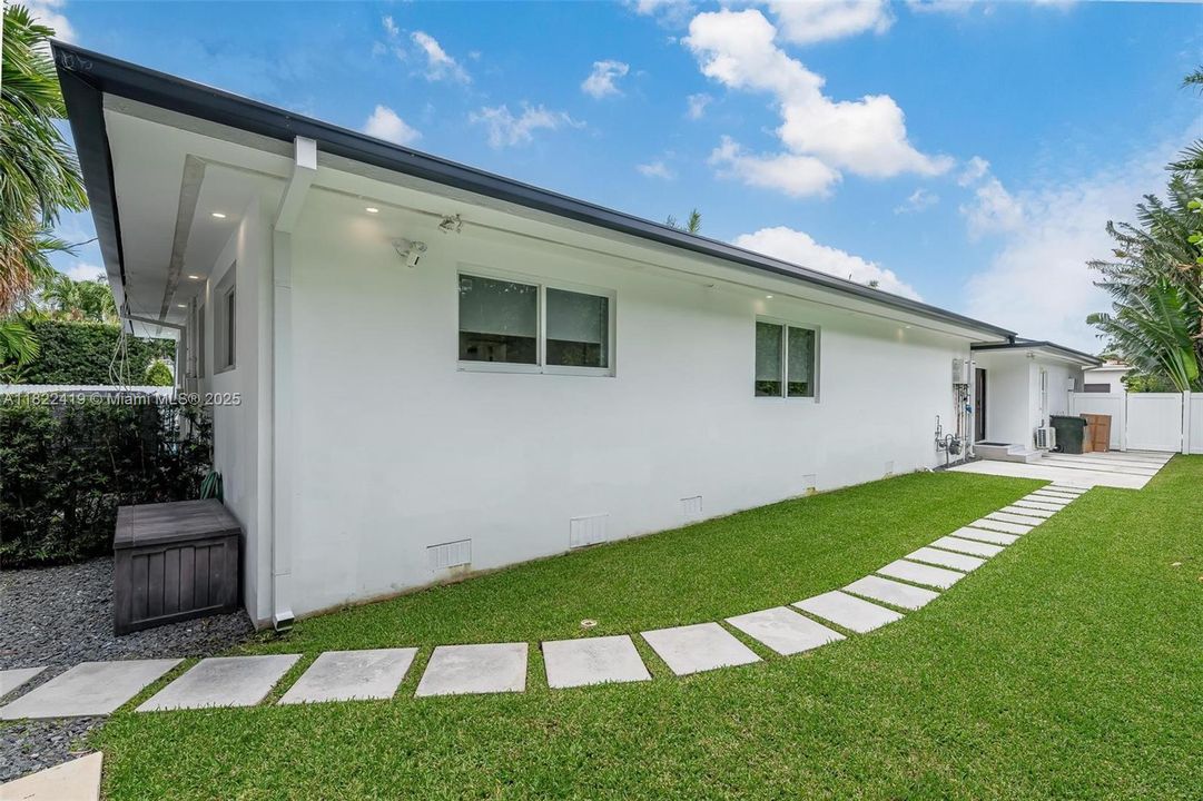 For Sale: $5,660,000 (6 beds, 5 baths, 3490 Square Feet)