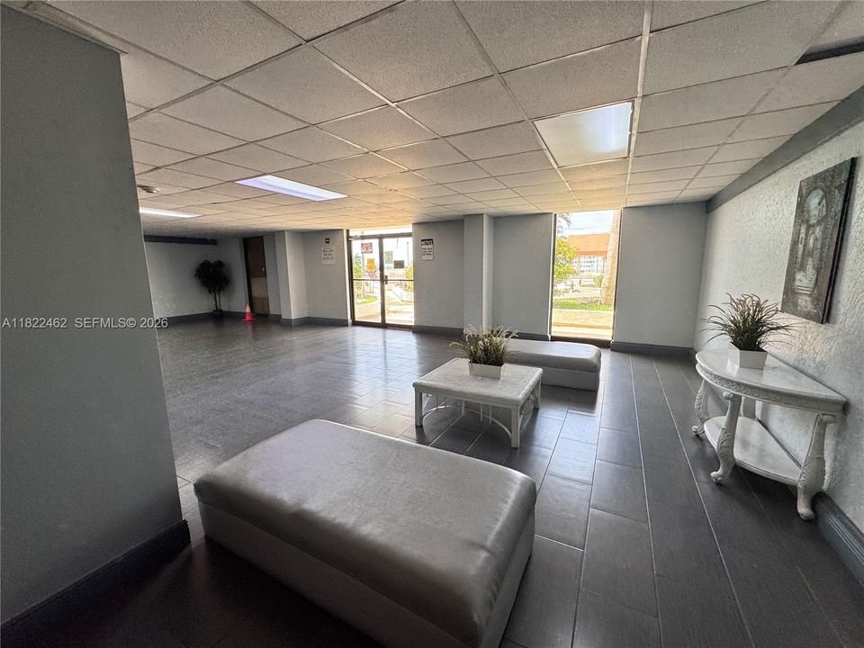 For Sale: $167,500 (1 beds, 1 baths, 740 Square Feet)