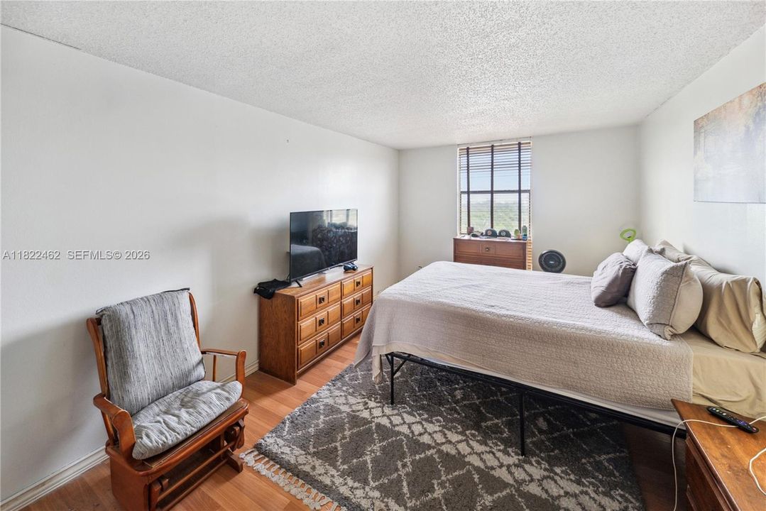 For Sale: $167,500 (1 beds, 1 baths, 740 Square Feet)