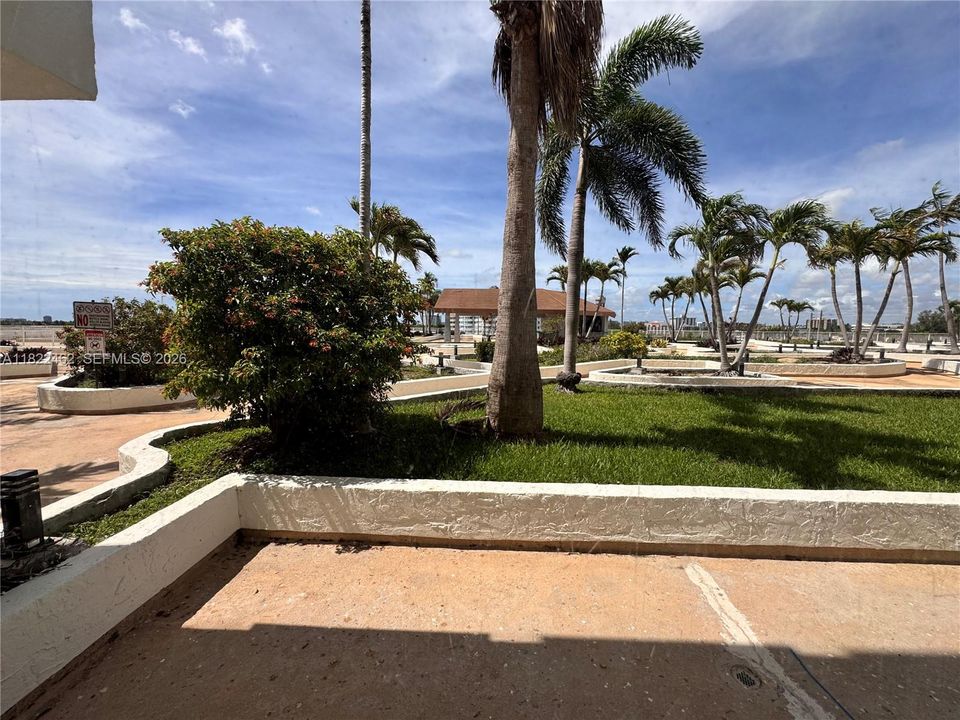 For Sale: $167,500 (1 beds, 1 baths, 740 Square Feet)