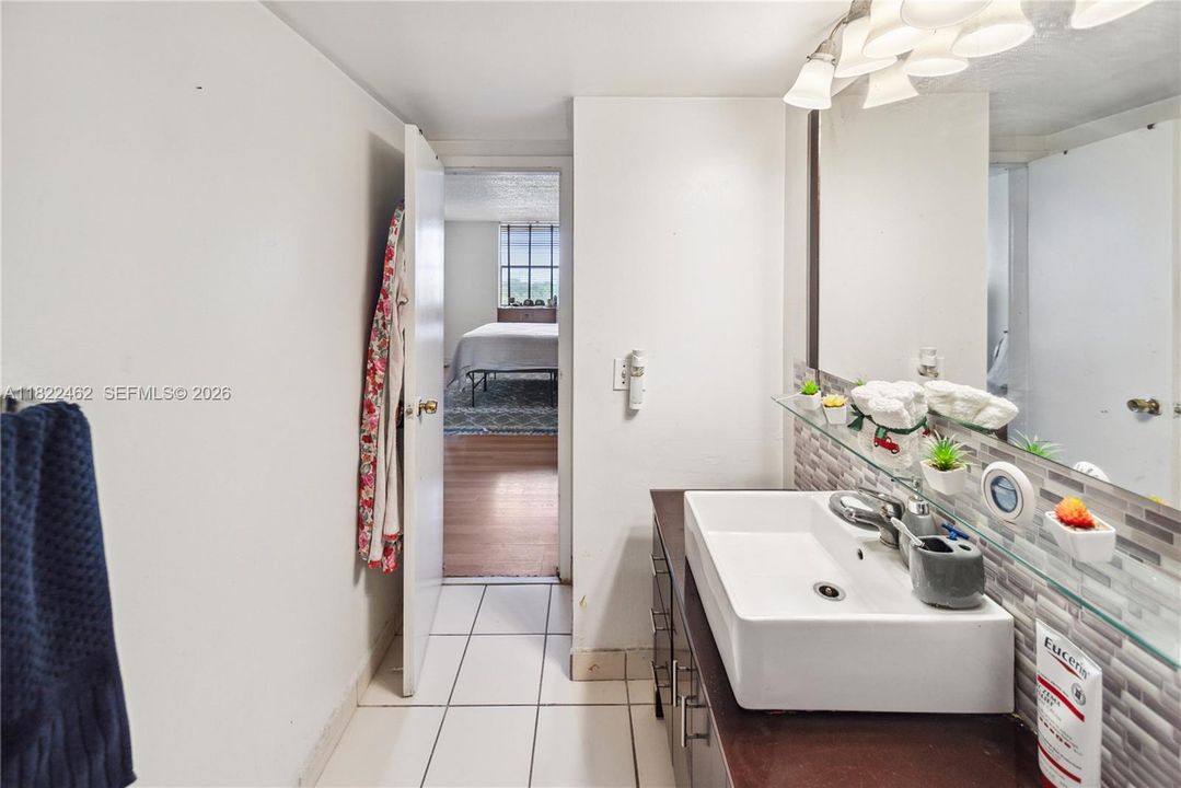 For Sale: $167,500 (1 beds, 1 baths, 740 Square Feet)
