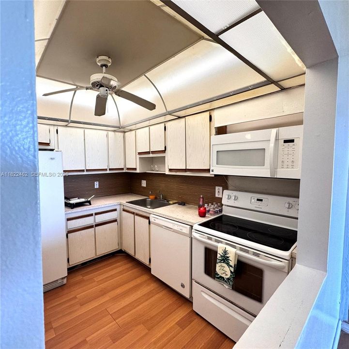 For Sale: $167,500 (1 beds, 1 baths, 740 Square Feet)