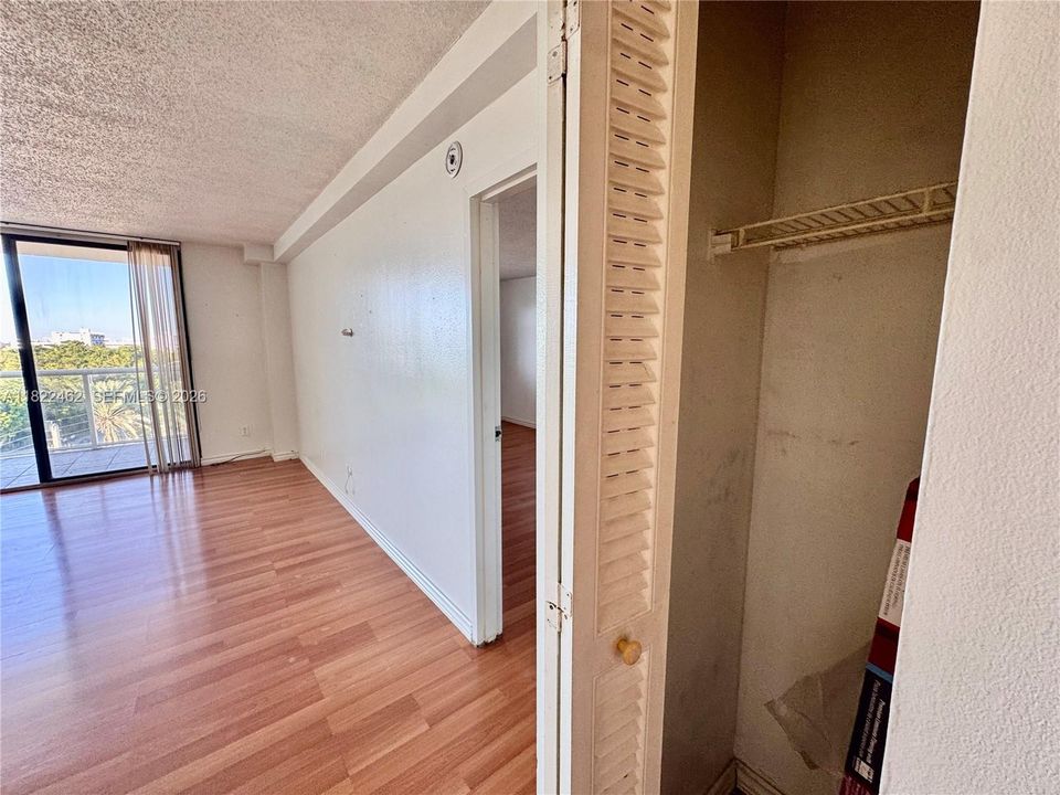 For Sale: $167,500 (1 beds, 1 baths, 740 Square Feet)