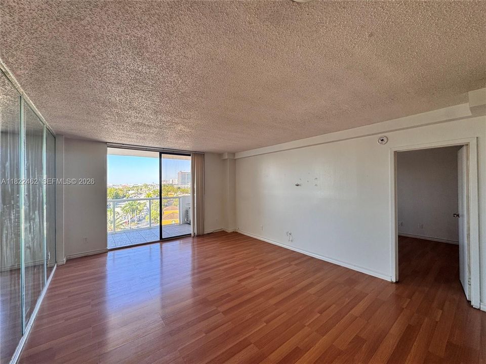 For Sale: $167,500 (1 beds, 1 baths, 740 Square Feet)