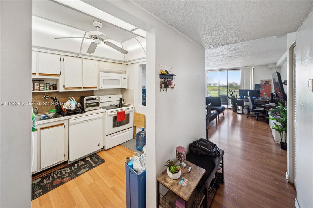 For Sale: $167,500 (1 beds, 1 baths, 740 Square Feet)