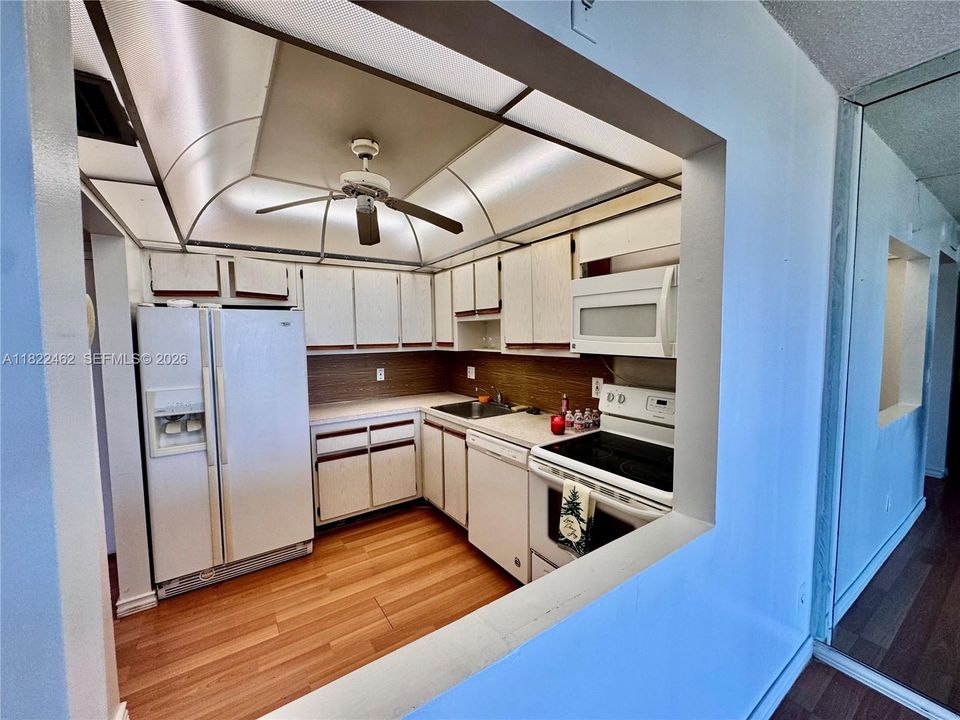 For Sale: $167,500 (1 beds, 1 baths, 740 Square Feet)