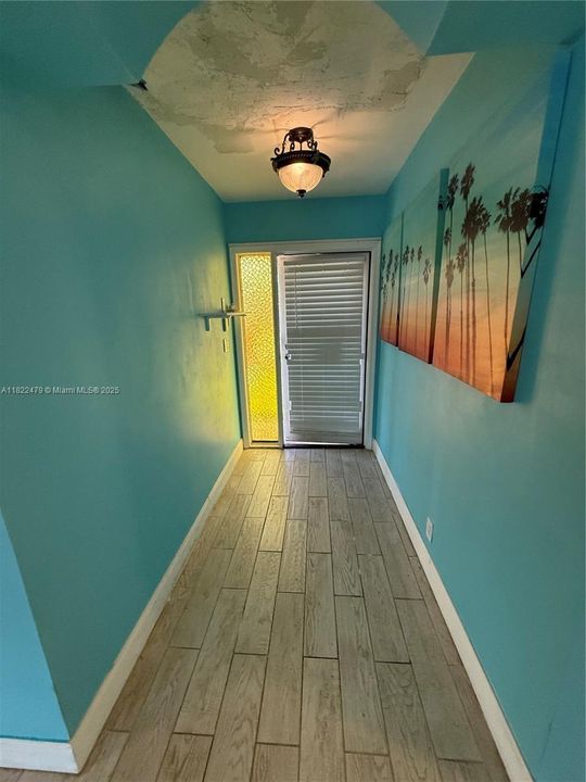 Recently Sold: $344,900 (2 beds, 1 baths, 936 Square Feet)