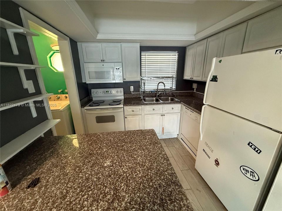 Recently Sold: $344,900 (2 beds, 1 baths, 936 Square Feet)