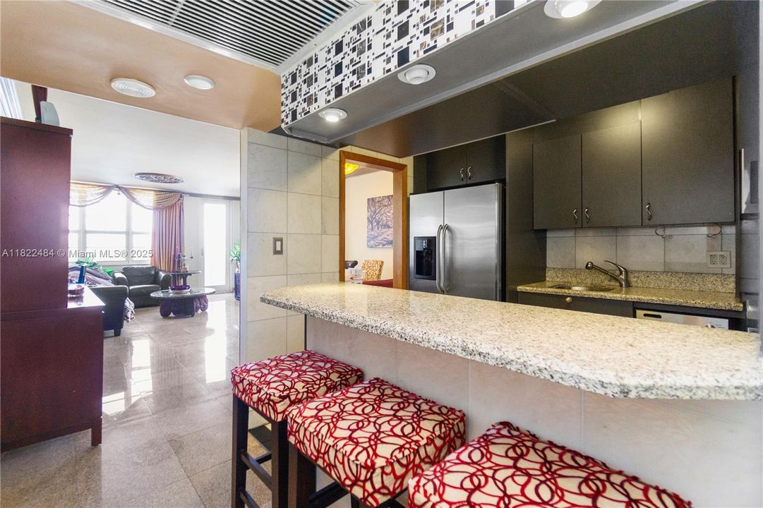 待售: $720,000 (2 贝兹, 2 浴室, 1190 平方英尺)