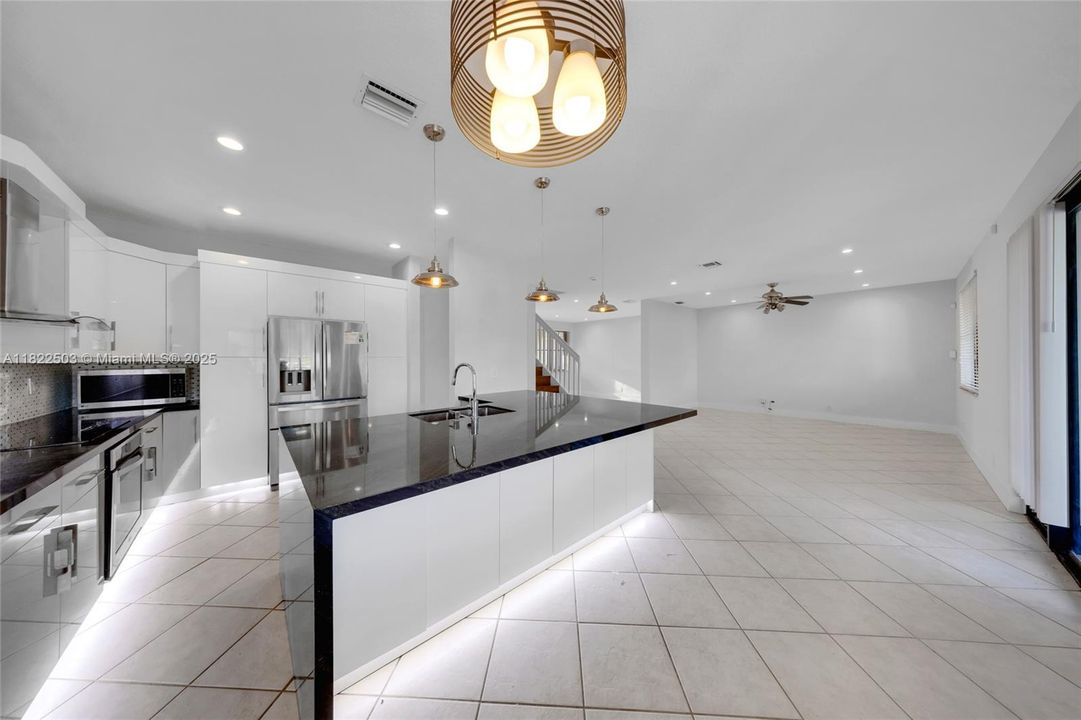 Activo con contrato: $5,900 (5 camas, 3 baños, 2480 Pies cuadrados)